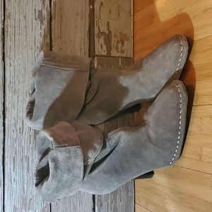 Hot in Hollywood Womans leather boots size 6.5 Grey Suede Heeled